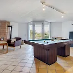 6 Bedroom Gorgeous In Гиллеляйе